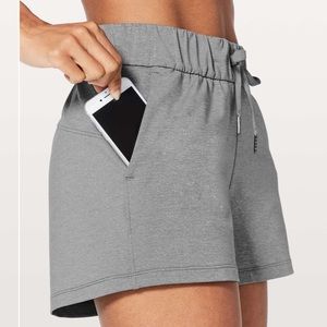 Lululemon On The Fly Short 2.5” Heathered Slate